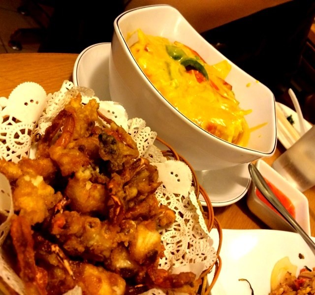 用南瓜裝住咖喱味道幾特別！將軟殻蟹放入去浸下先食，唔熱氣又好味👍