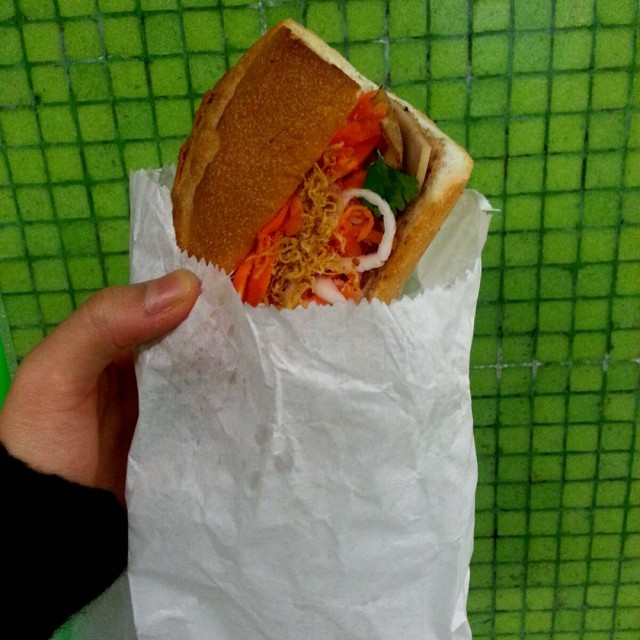 Detailed review called "一人有一個夢想@馬丁王越式法包" check it:p