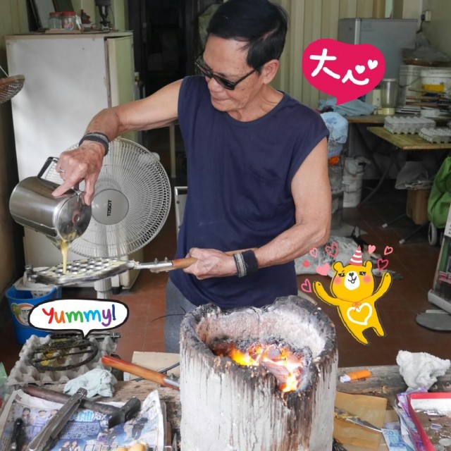 伯伯在忙著整雞蛋仔之餘,不忘瀟灑一番