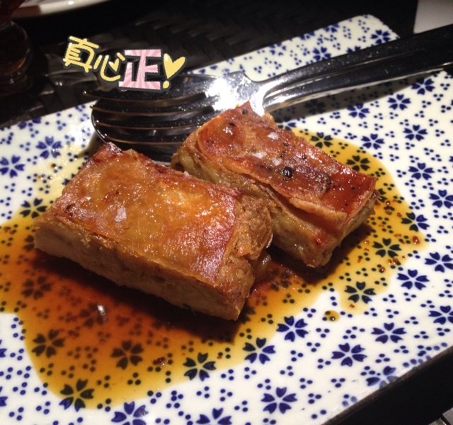低溫煮脆皮乳豬伴焦糖蘋果及蜜糖芥末醬