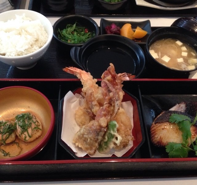 當便當奉上，燒銀鱈魚的微焦魚油香馬上撲鼻而來。大皇急不及待的咬一口，嗯....燒汁的微甜與外層微焦，但內𥚃依然嫩滑的魚肉配合得恰到好處。明太子醬配煎北海道帶子較為失色，因用上小S 帶子，size較小，且煎得過熟，少了北海道帶子應有的嫰滑，而且未有用大火煎封，帶子汁已流失。天扶羅用料新鮮，但炸漿及炸溫有待改善（應用較冰涷的炸漿令其炸起後更鬆化，油溫控制不好，炸起後出油了...）飯有煮透,Good!