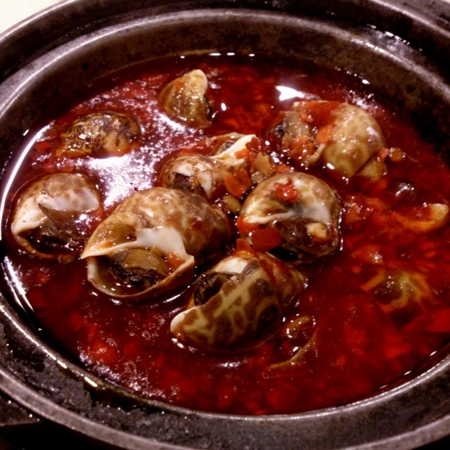 侍應係有招乎嘅,比隻碟你擺殼,滿左又會換!