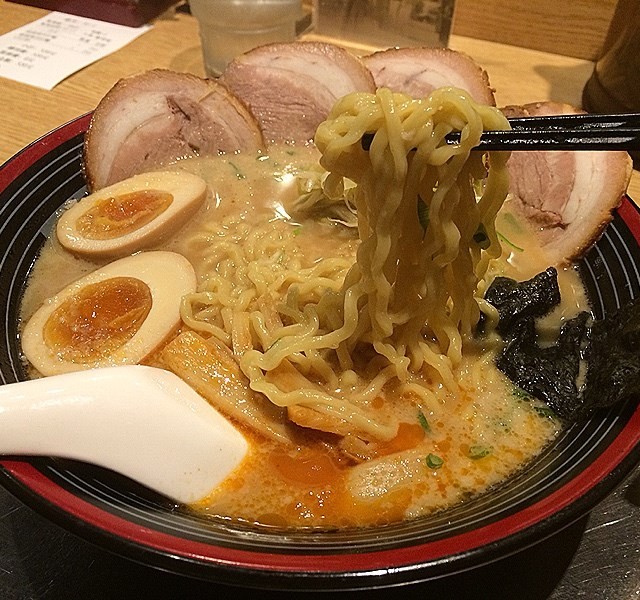 冷冷的天氣吃上一碗熱熱的拉麵🍜感覺幸福～