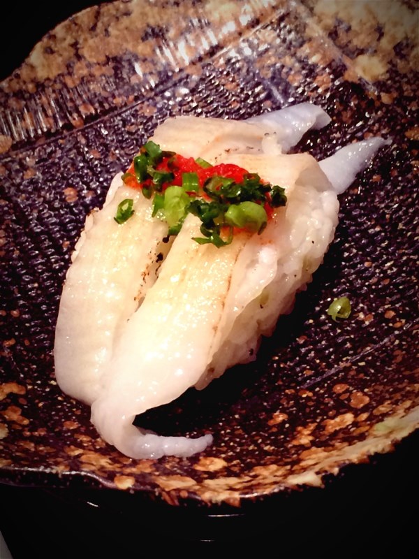 炙烧左口鱼裙边寿司   左口鱼裙边乃人间极品 hk$ 38