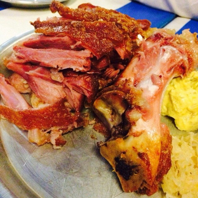 豬手幫你走埋骨,唔係亂切大大舊,係整整齊齊咁,好細心