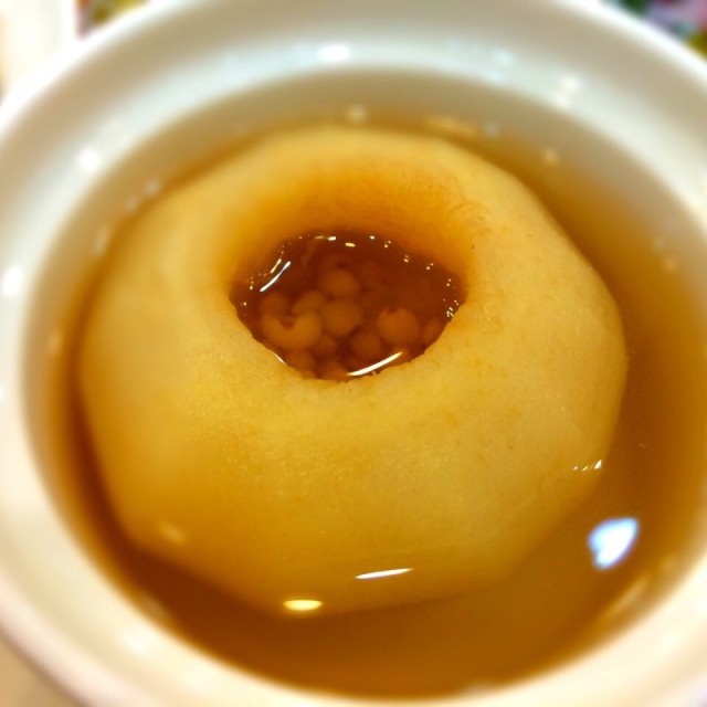 見到好友自家制煲雪梨糖水咁滋味，我也去食個「川貝蜜糖炖原只雪梨」滋潤一下先…