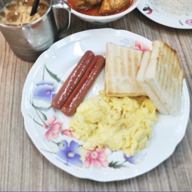 Toast, scrambled eggs and hotdogs