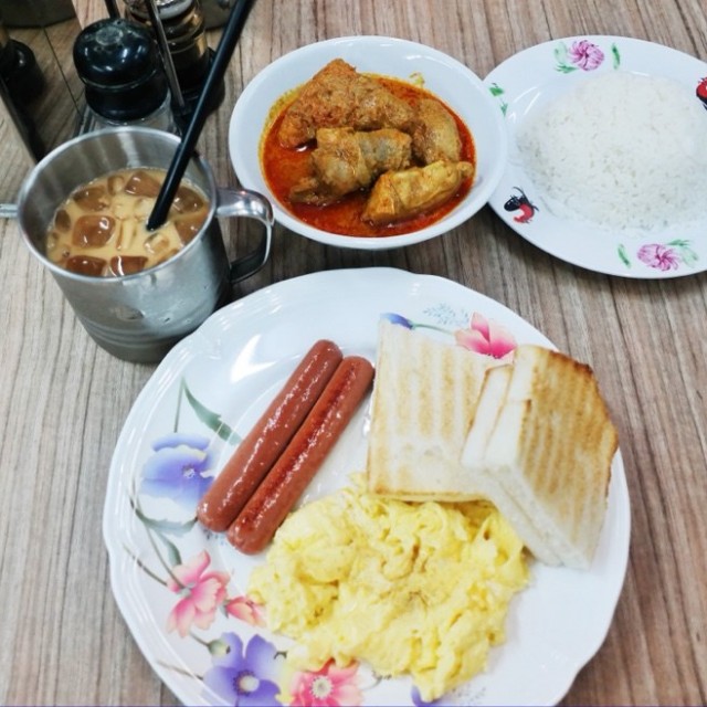 Curry chicken rice, Toast with egg and hotdog set, Iced tea with milk