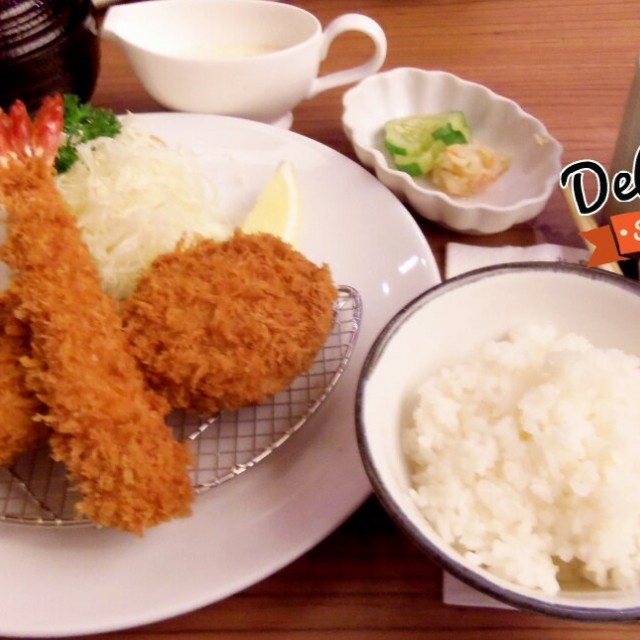 อาหารมื้อนี้เป็นชุดที่แพงที่สุดในร้าน แล้วอร่อยที่สุดด้วย จากซ้ายมือมินิทงคัตสิสันใน กุ้งคัตสิ ไก่คัตสิ มีความกรอบนอกนุ่มใน เมื่อราดซอสก็ได้ความอร่อยอีกแบบ รสชาติพอดี ไม่ต้องเติมรสชาติอื่นอีกคะ ^v^ <3