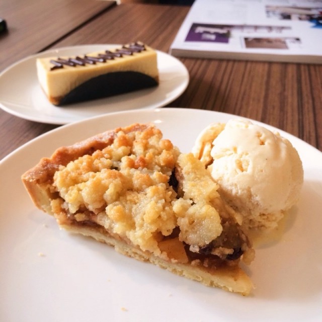 Apple Crumble With Ice Cream