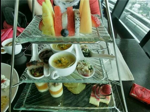 澳門必遊-澳門旅遊塔看遊客笨豬跳.旅遊塔360cafe' 360度旋轉餐廳甜蜜下午茶~ 坐在這邊吃可以慢慢的看到整個澳門，餐廳因為是360度轉動的,下午茶的點心塔~最底下的蛋糕層~餅乾和貝類等好吃的精緻點心~/蒸蛋和叉燒肉等中式料理..