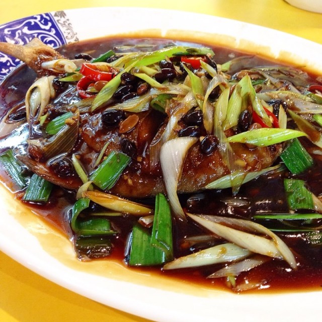 Fried pomfret in fermented black bean sauce