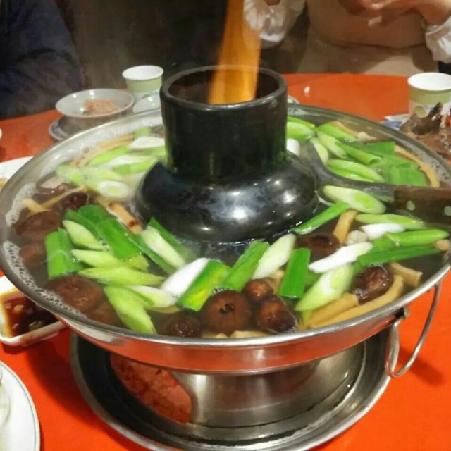 木炭火鍋魷魚蒜頭湯