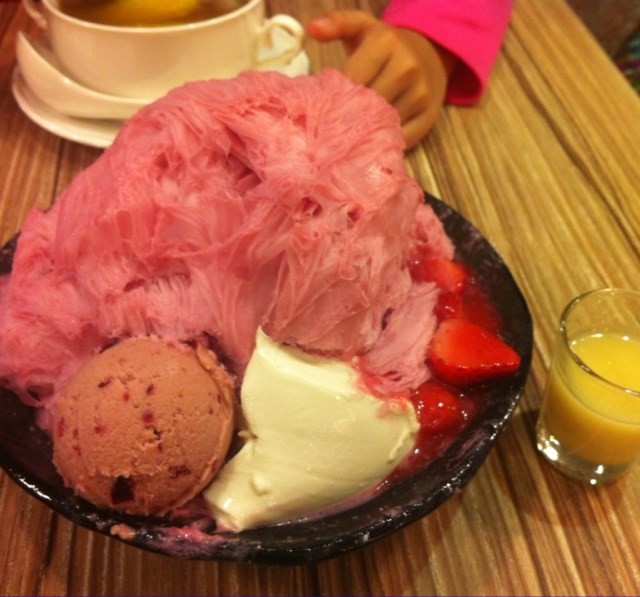 綿密的雪花冰加上奶酪、新鮮草莓，酸甜好吃