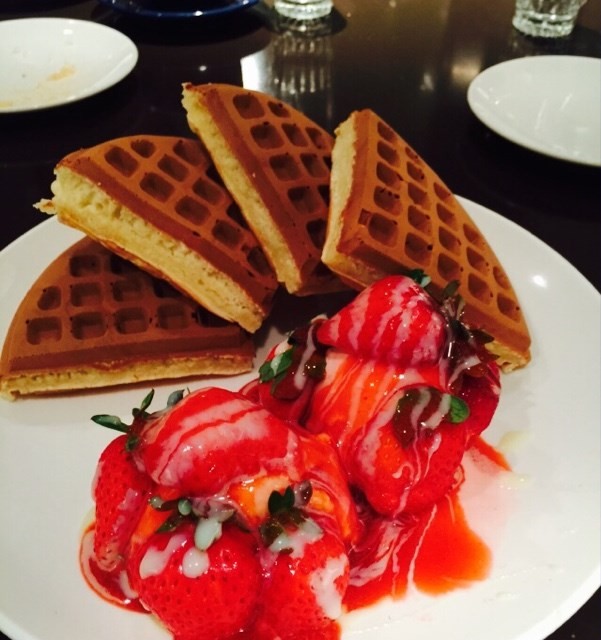 草莓冰淇淋鬆餅