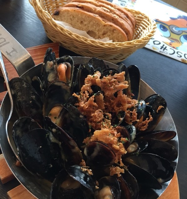 Mussels with garlic lemon butter sauce