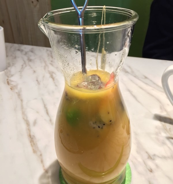 好醒神，有茶包、生果、話梅、香蘭子、青檸、果汁。