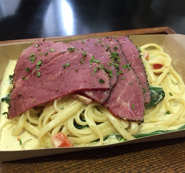 烟熏黑椒烧牛肉配新鲜菠菜及黑椒汁