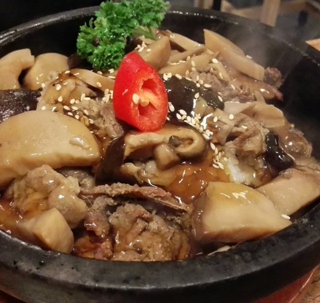 石头牛肉锅饭