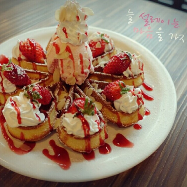 個樣真係好靚！ 好脆，士多啤梨少少酸， 加埋忌廉同雪糕真係一流呀~~