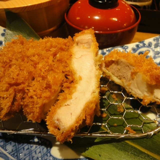 黑豚TORO里肌上方有塊Q彈油脂肥肉，鬆脆多汁，介意貴貴的肉為何不是粉紅色?