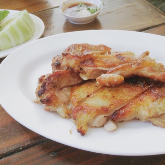 หนังกรอบจริง ต้องทานกับข้าวเหนียวอุ่นๆ