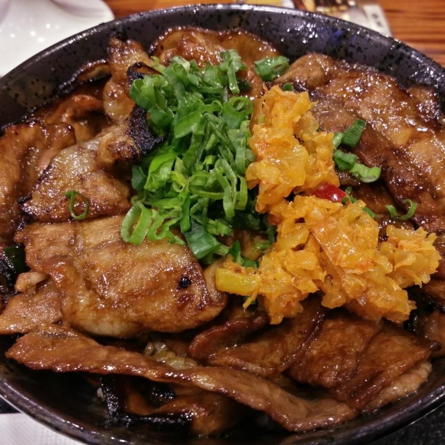 十足的重口味烤肉飯，隨你拿的蒜醬也是味道一絕～超推的!