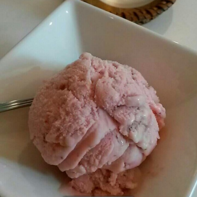 ไอศกรีมรสสตรอเบอร์รี่