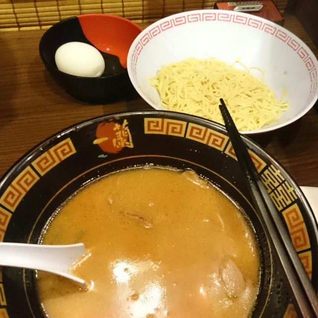 後加了一隻半熟蛋和一個麵底