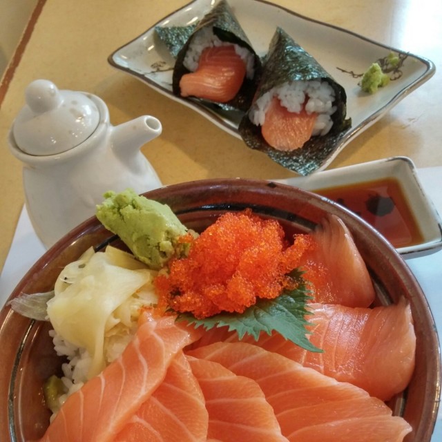 三文鱼蟹籽饭餐