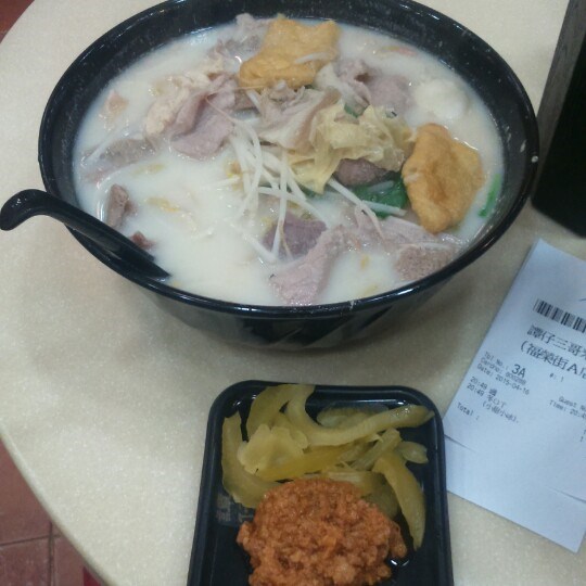 選擇困難×胃納十足=套餐。 樣樣有,不二之選 (需選擇湯底和辣度) 酸辣/麻辣/砂砂/清湯 只有清湯不辣的 不夠吃的話可以加底 套餐預設提供兩套餐具 (碗仔和湯匙,筷子自取)