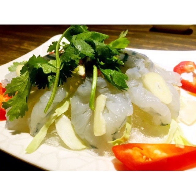 #Herfood荃灣區 🌟生蝦 $90 (1碟7隻) 係荃灣想食泰國野,我會諗起佢👉金坊 今晚終於試到啦👏👏👏 冇令我失望,個生蝦好大隻又新鮮😍 點埋酸辣醬,好野味!