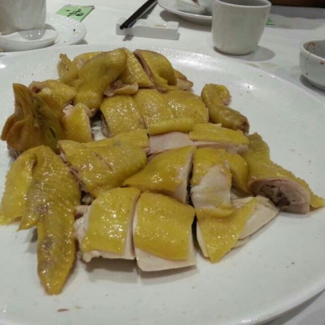 今晚主角：一蚊雞。支持惜食運動，每人叫半隻或以下，稻香會每張單捐$20.因此三人只叫了1.5隻。雞很滑，味道算不錯。這價錢超值。