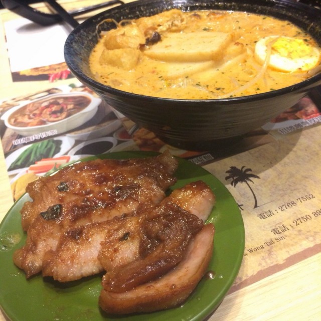 豬頸肉幾惹味,叻沙有油麵和米粉混合,幾正宗,湯也很有椰汁味