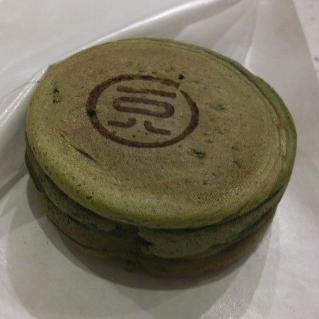 四款中這款第二喜歡❤抹茶外皮甜紅豆內餡還加蕨餅咬起來較不甜喔!