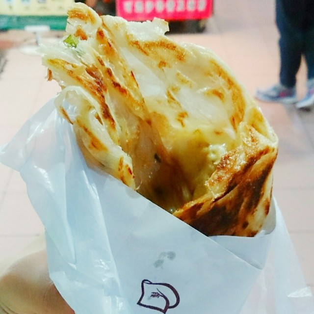 手抓餅皮脆內軟,油火足夠,再用強而有力的臂彎反覆拍煎,所以咬出餅絲但不靭