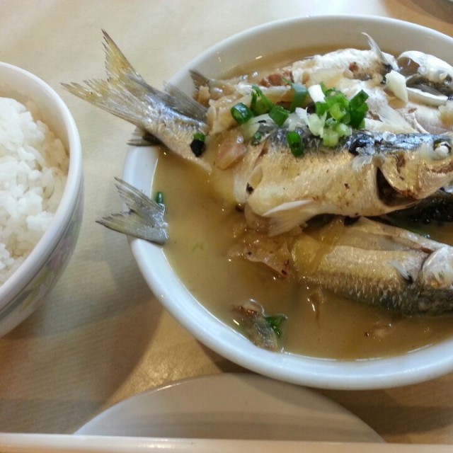 油鹽水煮鱭魚、白飯、飲品套餐