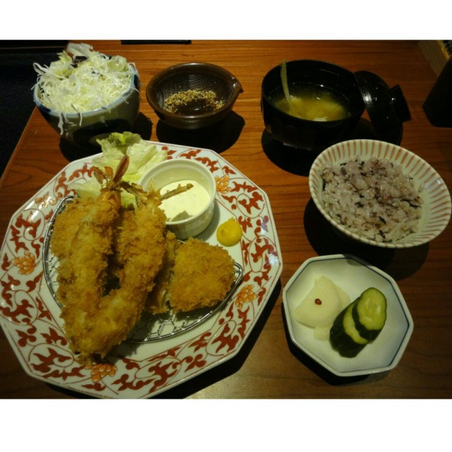 炸草蝦+最愛的腰內肉豬排+無限續紫米飯和高麗菜沙拉~好讚!