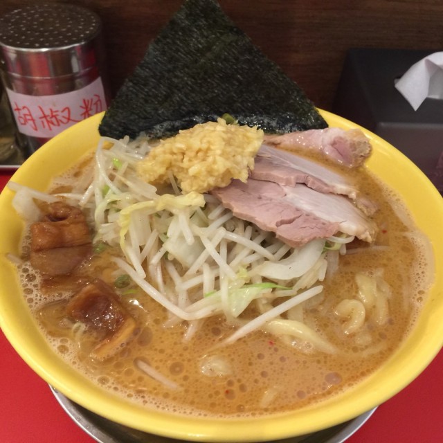 有好多野想講，好大碗，這是雙份菜、蒜、正常背脂先生。义燒有點鞋口（相信是欠缺一些煮前處理），面沒有說明的5mmx3mm厚，大概是一半的厚度，有些面條粘著一起，但面是煮得透及彈牙的。最後是湯，豬骨香味唔突出，可能被味噌的味道蓋過了。我想給5星服務態度。