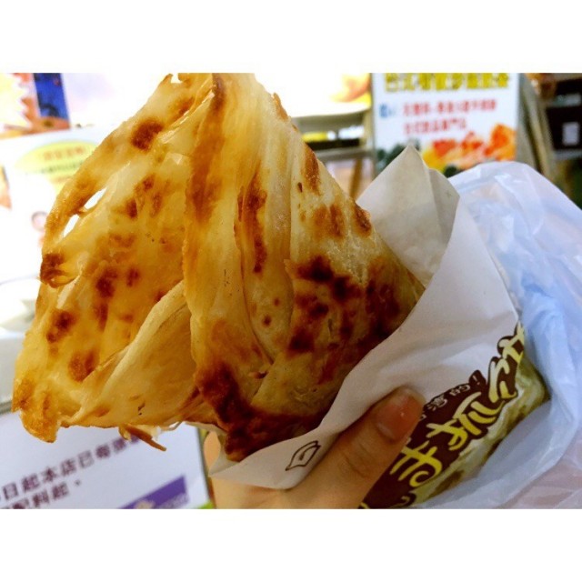 西灣河🌟手抓餅 $15 (餅底) 最少加2種饀料 (每款$5-8) 今日去了測魚涌,順道到了太安樓,一試朋友推薦必吃的手抓餅😆 果然好推介! 即叫即做,餅底非常鬆脆,而且一絲絲很多層次😋我點了芝士$5及泡菜$7,不太吃到芝士味,可能泡菜味太濃吧,下次要試雞蛋和肉鬆! 注:太安樓出名多美味又便宜食品,例如:海南雞飯,鴻記雞蛋仔,炸物,串燒等,絕對是一個'掃街'好地方