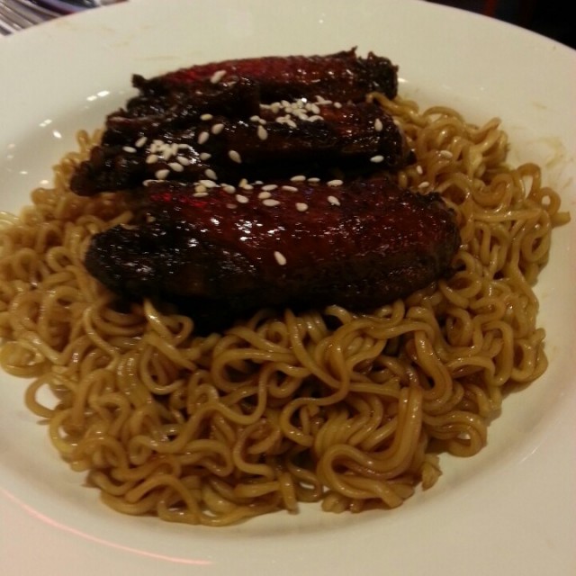 雞翼入味麵彈牙