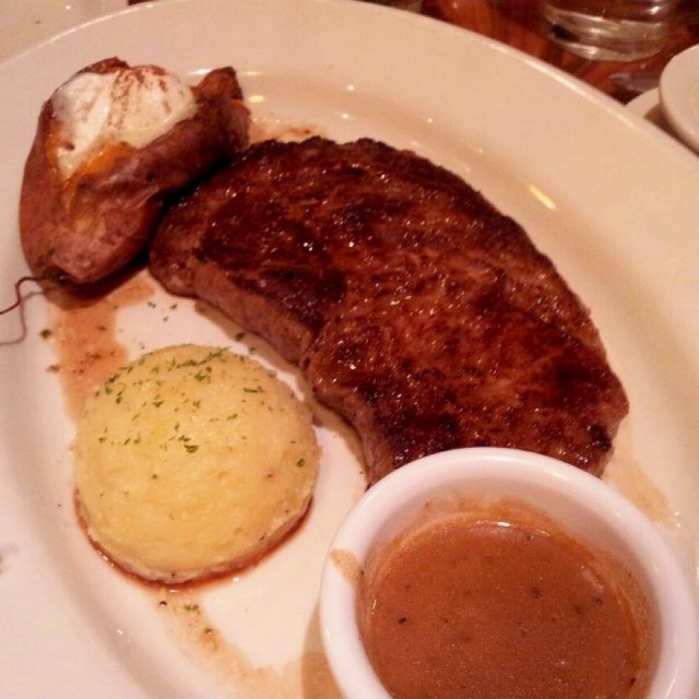 Outback 的牛扒很好食、肉汁多、又吾韌！又有牛味