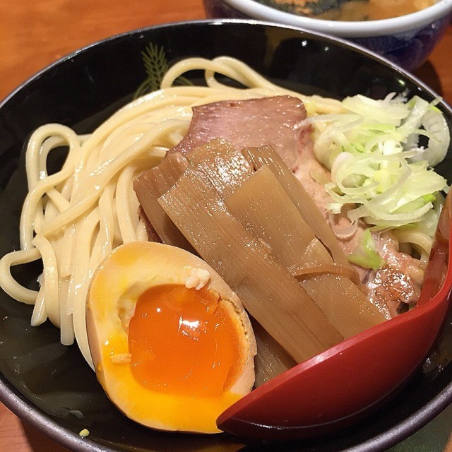 冷沾麵，有叉燒、流心蛋，賣相吸引！