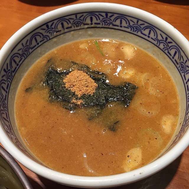 沾麵就是把麵條沾著濃湯來吃