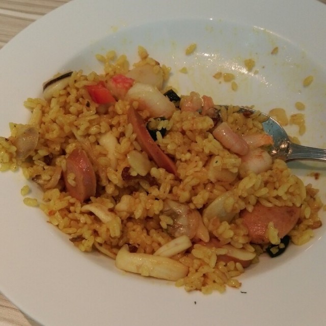 熱辣辣，好香口，有魷魚、蝦、帶子，蜆肉、三色椒。上台就迅速被搶，影得半碟😂