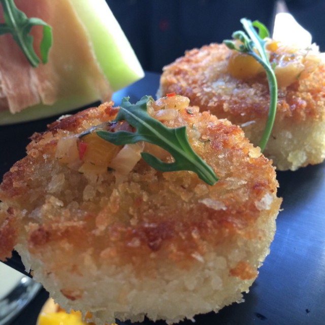 迷你蟹饼配芒果酱