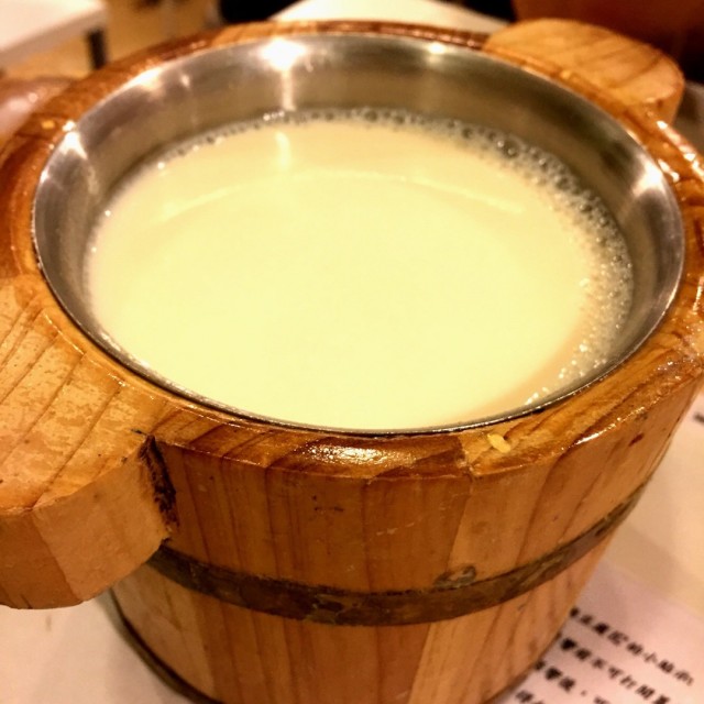 Smooth and slightly sweet tofu pudding makes my day :p my favourite 豆腐花 by far and this is also my favourite dessert shop in tin hau!