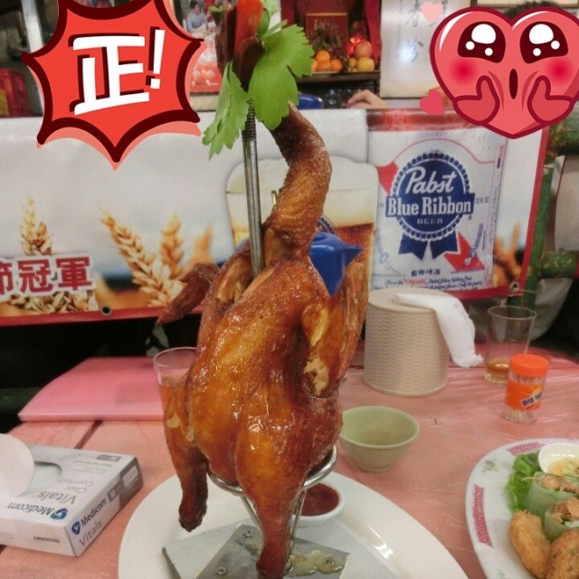 真的很特別, 它叫種運雞。 它會企系度比您地任食。 服務員會比手套您, 然後手撕吃。 有南乳醬, 加上醬油 真好吃。 我覺得比酒樓炸子雞更好吃。