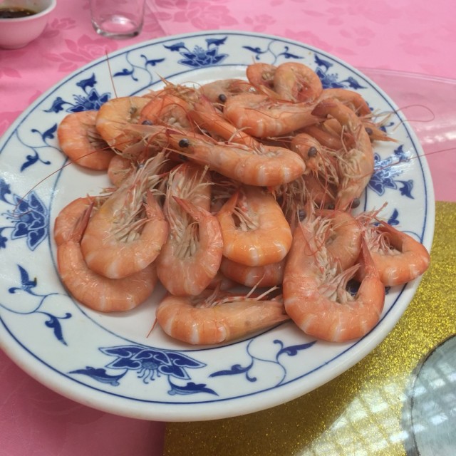 母親節開心愉快滿足！在龍翔揀完鯉魚門海鮮，到推薦的「金龍」（以往去開「海景」的服務認真麻麻）；味道可以，豉椒較一般，豉油王爸爸喜歡，蒜蓉粉絲真的比較好，椒鹽也很不錯，刺身們切得好，環境、服務也很令人稱心滿意～