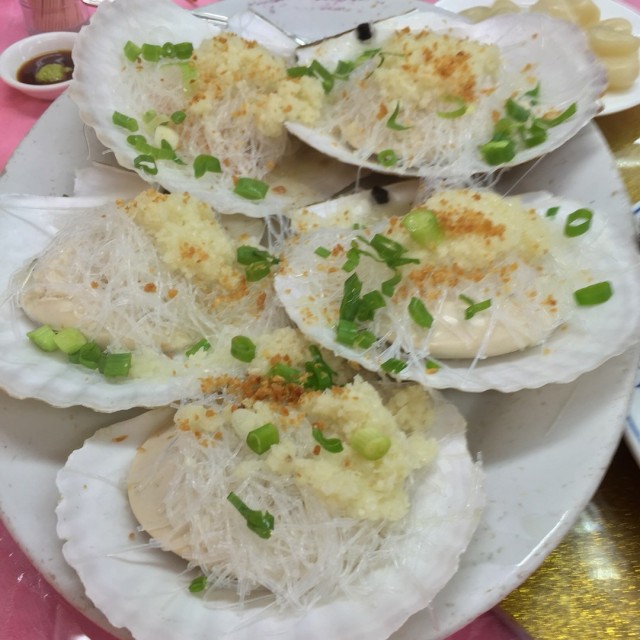 母親節開心愉快滿足！在龍翔揀完鯉魚門海鮮，到推薦的「金龍」（以往去開「海景」的服務認真麻麻）；味道可以，豉椒較一般，豉油王爸爸喜歡，蒜蓉粉絲真的比較好，椒鹽也很不錯，刺身們切得好，環境、服務也很令人稱心滿意～